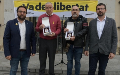 El marit de Forcadell, Bernat Pegueroles, i el cosí de Cuixart, Pep Navarro, amb Santi Valls i Juli Fernández | Roger Benet